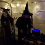een heks in de heksenketel tent met halloween