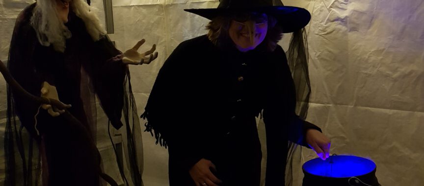 een heks in de heksenketel tent met halloween