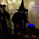 een heks in de heksenketel tent met halloween