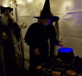 een heks in de heksenketel tent met halloween