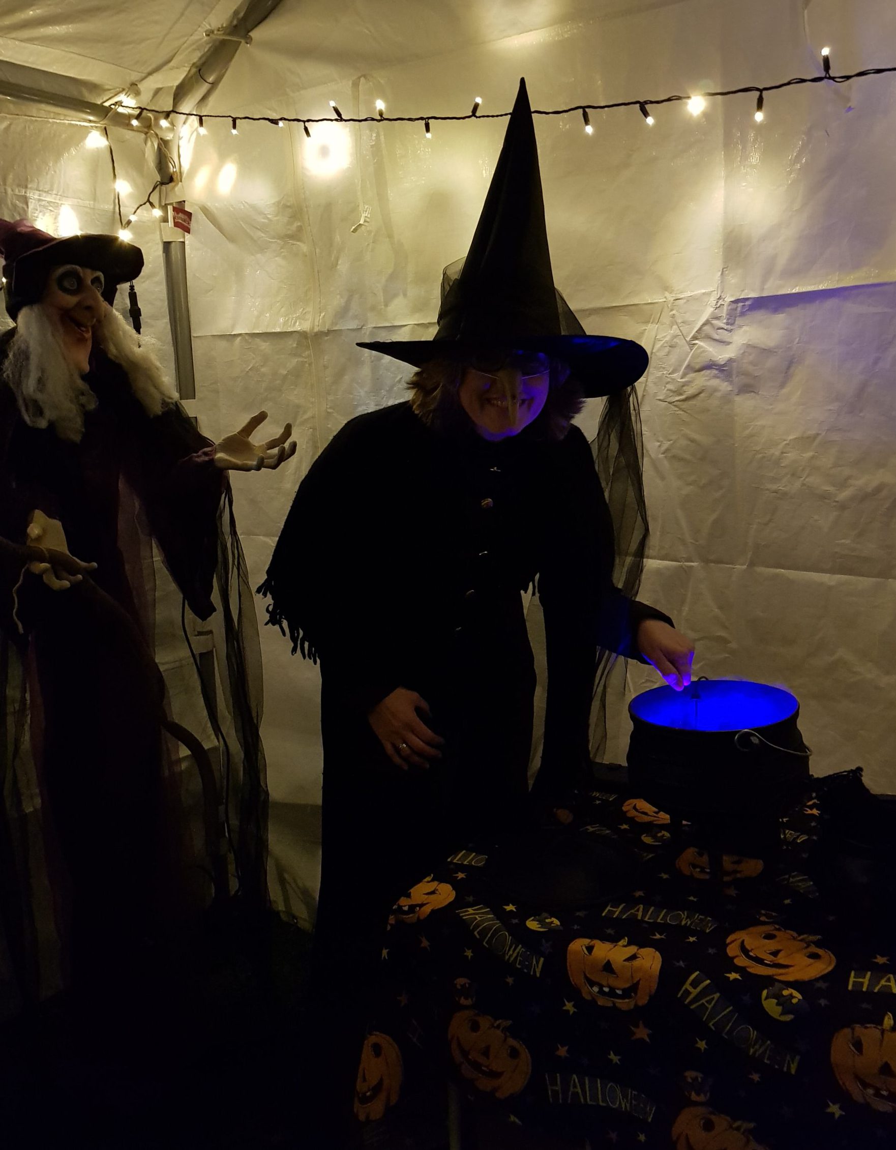 een heks in de heksenketel tent met halloween